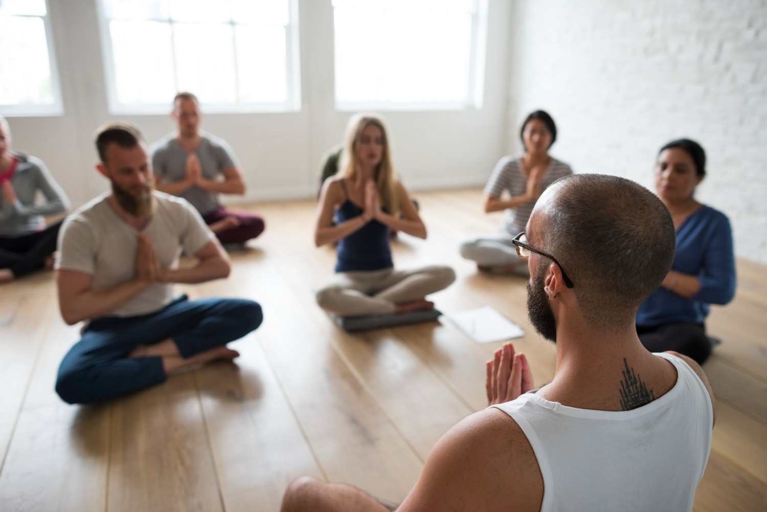 Atelier de méditation de pleine conscience gratuit - groupe de participants avec instructeur